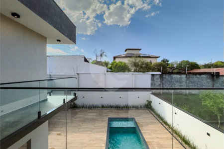 Indaiatuba - Condomínio Milano - Sobrado - 350 m² de terreno - 240 m² de área construída - 4 vagas de garagem, sendo 2 cobertas - Salas de estar e jantar integradas - 3 suítes com closet e varanda no pavimento superior - Escritório no térreo - Espaço gourmet com churrasqueira - Banheiro externo