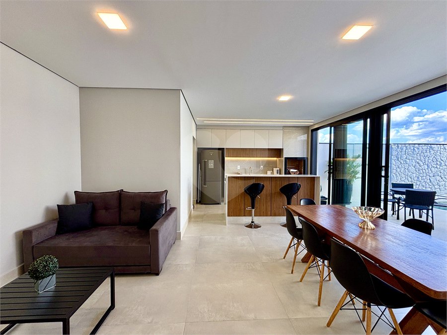 Indaiatuba - Sp - Condominio Maria Candida - R$ 2.250.000,00 - 3 suítes, sendo 1 master com closet e banheiro com duas cubas e dois chuveiros - Escritório - Piscina em Alvenaria aquecida e Hidro com Iluminação - Ar Condicionado instalado em todos os quartos, escritorio, sala e area gourmet