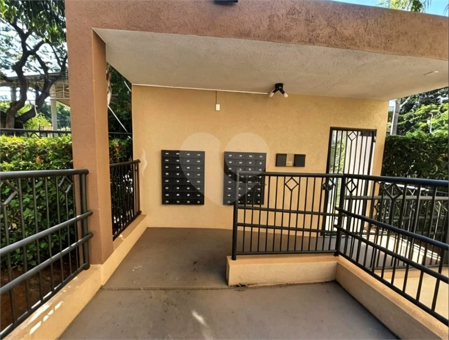 Apartamento á venda no centro com dois dormitórios e sacada.
