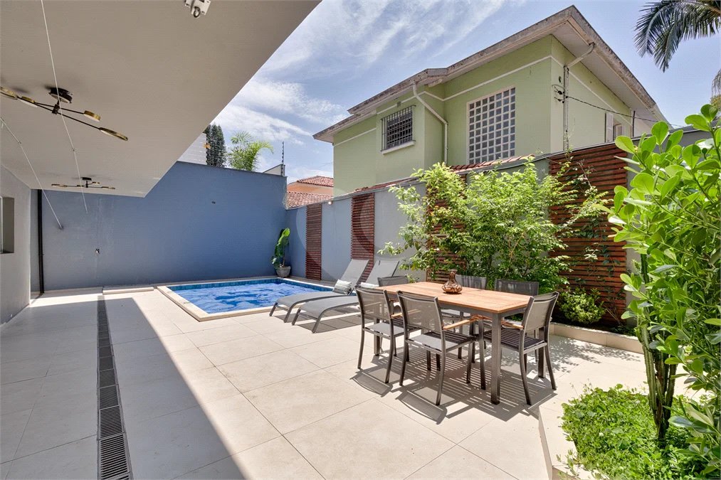 Casa à venda no Brooklin Velho, reformada e com piscina.