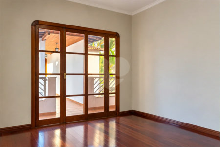 Casa à venda com 6 dormitórios, 3 suítes, piscina, área gourmet, hidromassagem, lareira, varanda e 6 vagas de garagem. Conforto e lazer para toda a família!
