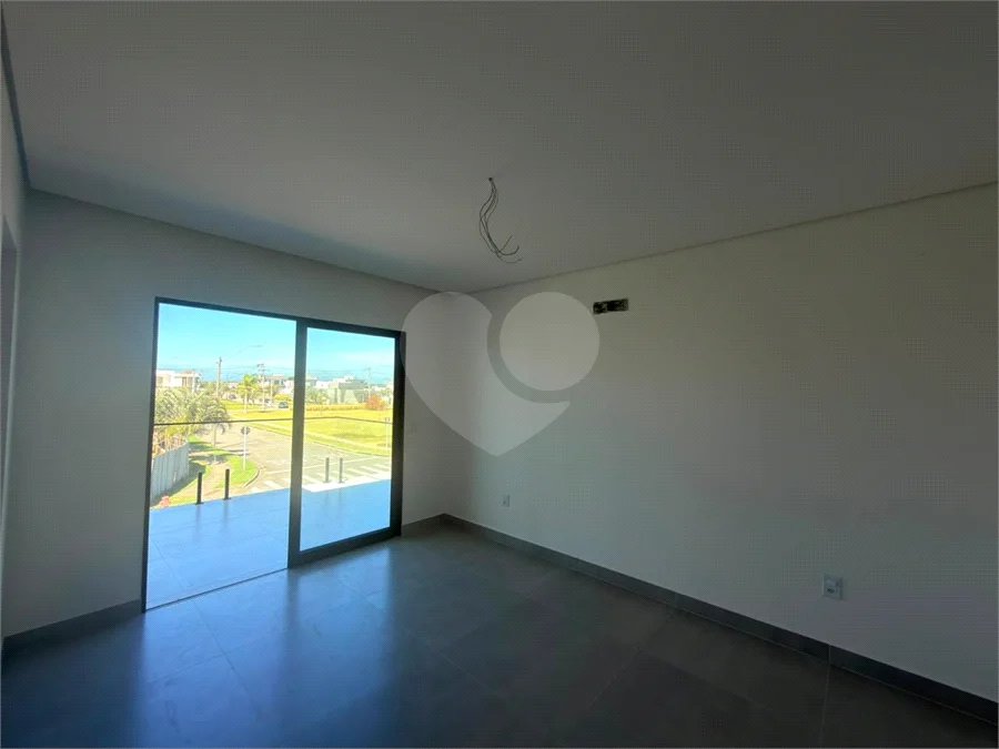 Casa à Venda no Ogiva em Cabo Frio com 4 Quartos em Condomínio Fechado