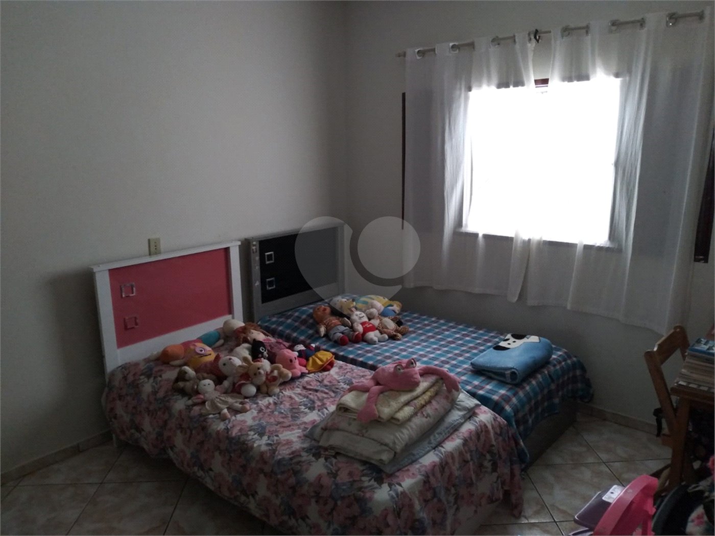 Casa térrea com 2 dormitórios, sendo 1 suíte.