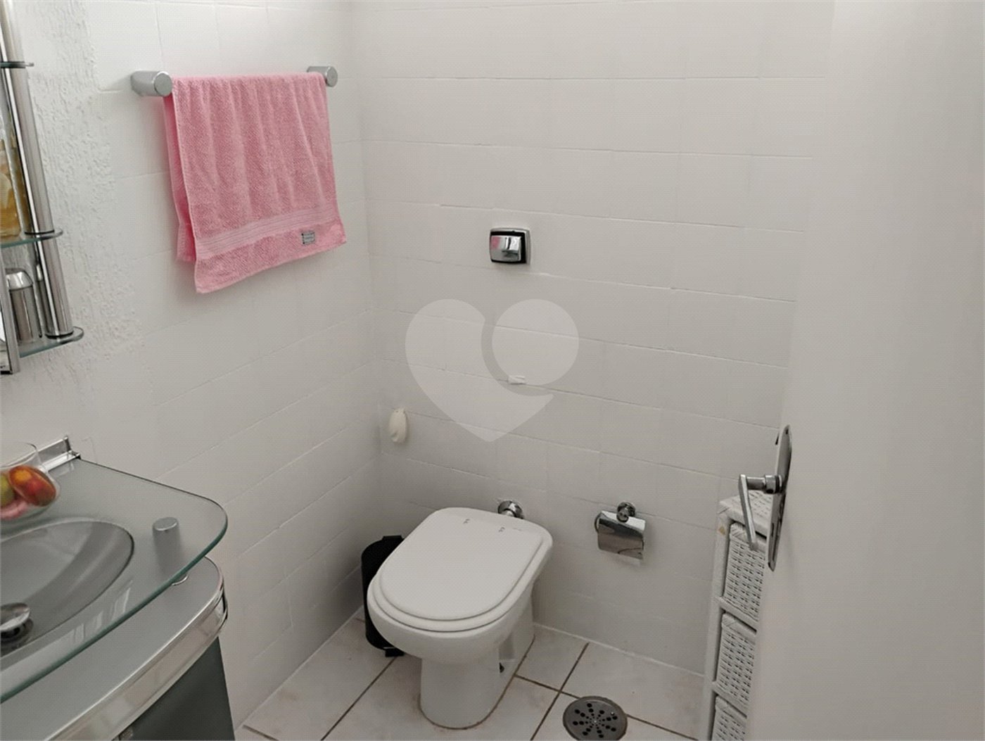 Vende-se apartamento no Jardim Aeroporto com 03 dormitórios