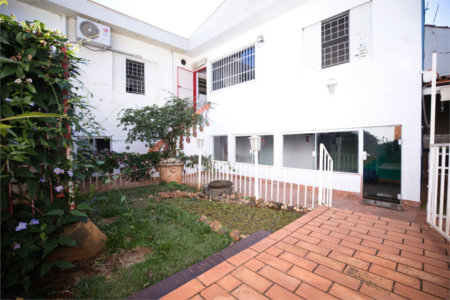 Casa com 4 Dormitórios e área de lazer com piscina