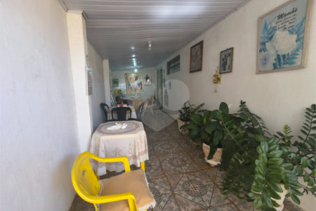 Linda Casa com Comercio ao lado independente.