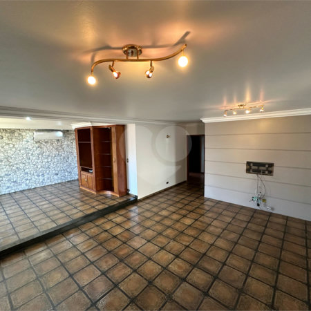 Casa à Venda no Bosque da Saúde com 271m², 3 Dormitórios, 1 Suíte e 4 Vagas