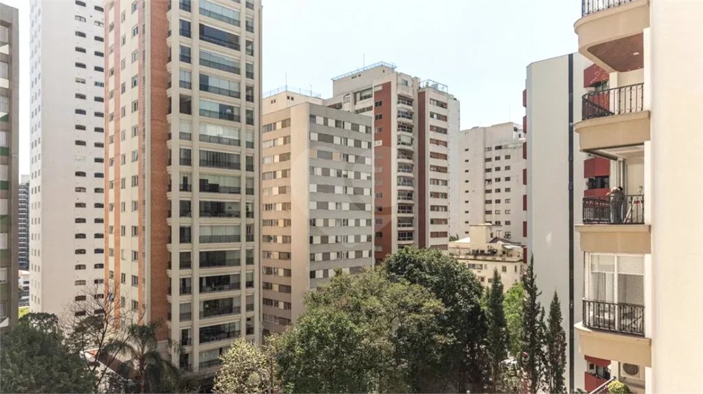 Este elegante apartamento em Higienópolis oferece 224m² de área muito bem distribuída, perfeito para quem valoriza conforto