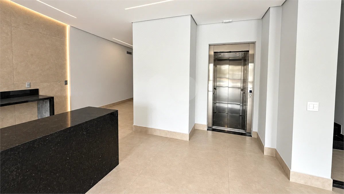 Sobrado de alto padrão no Swiss Park, totalmente reformado, com 4 suítes, piscina, elevador, espaço gourmet, 4 vagas e condomínio com lazer completo.