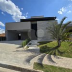Maravilhosa Casa térrea em condomínio fechado no Portal Lamis, com 3 suítes, piscina privativa e persianas elétricas em excelente condomínio com salão de festas, piscina, quadras de tênis, beach tênis e campo de futebol. Vista cinematográfica da Pedra Grande.