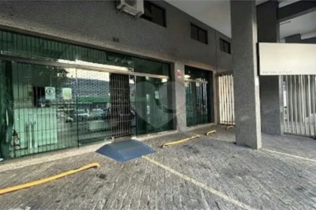 Imóvel comercial de 149 m² em Rudge Ramos, com pé-direito de 6 m, 3 vagas e localização estratégica. Excelente opção para investidores e negócios.