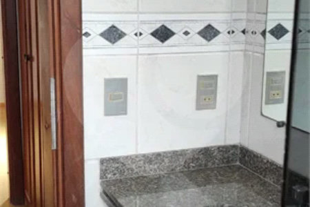 Apartamento Espaçoso com 4 Dormitórios, Suíte e Varanda no Jardim Paris
