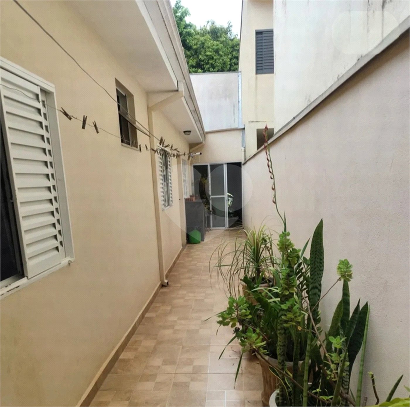 Casa no Jardim Medeiros ampla com 3 dormitórios bem distribuída