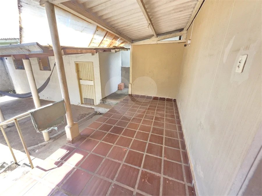 Casa térrea à venda com amplo quintal e grande potencial na Vila Nery