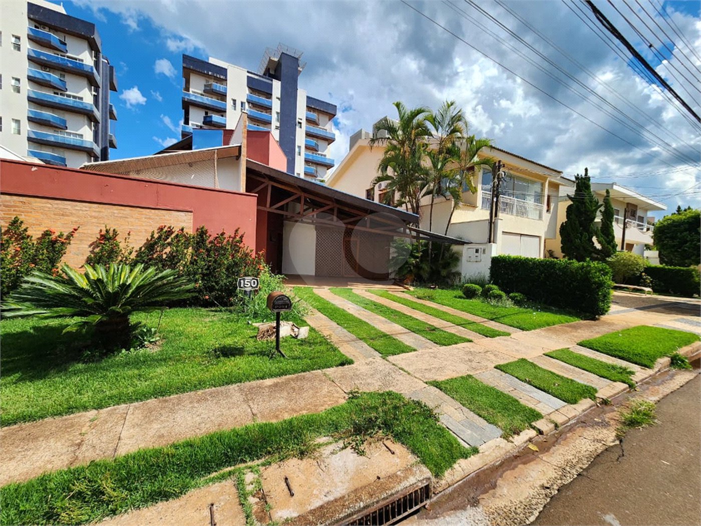 Casa Antiga, Charmosa e Muito Bem Localizada no Condomínio Faber Castell I á venda