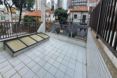 Sobrado à Venda na Aclimação - 150 m² - 2 Salas, 3 Dorms, 2 Vagas.