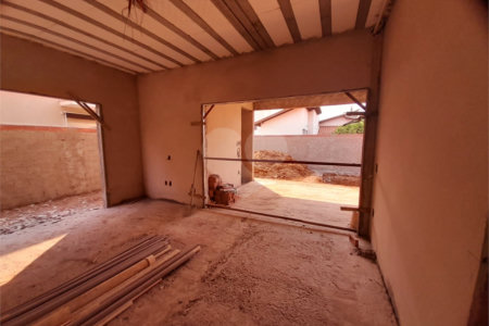 Casa em Construção com Área Gourmet e Piscina no Condomínio Damha II