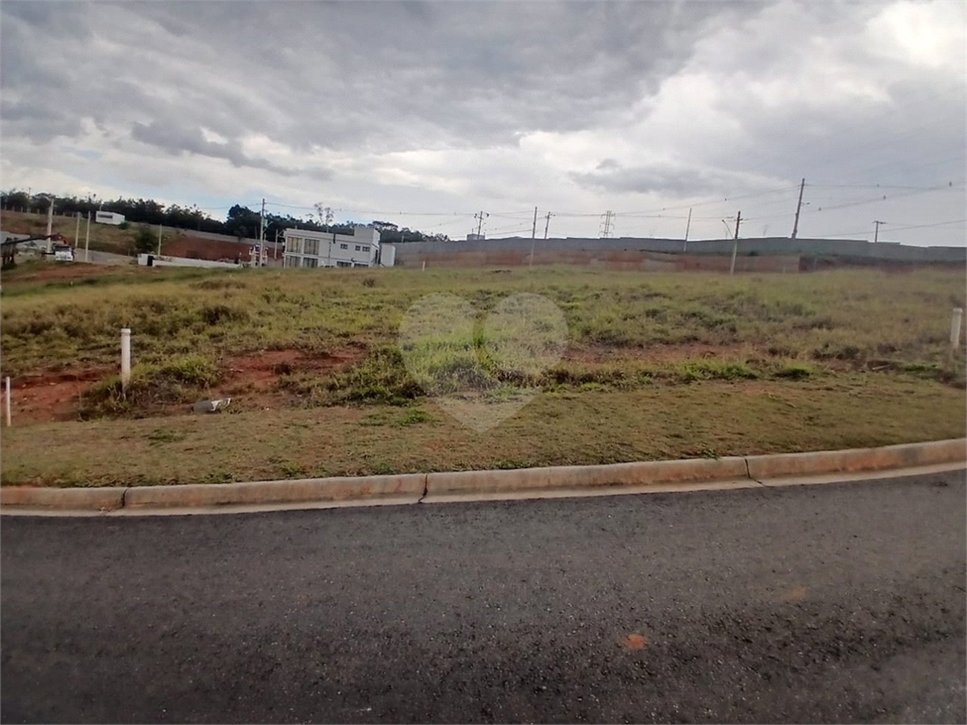 Lote com 376 m² à Venda em Condomínio Fechado