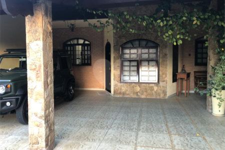 Residência de Alto Padrão com Ampla Metragem e Excelente Distribuição.