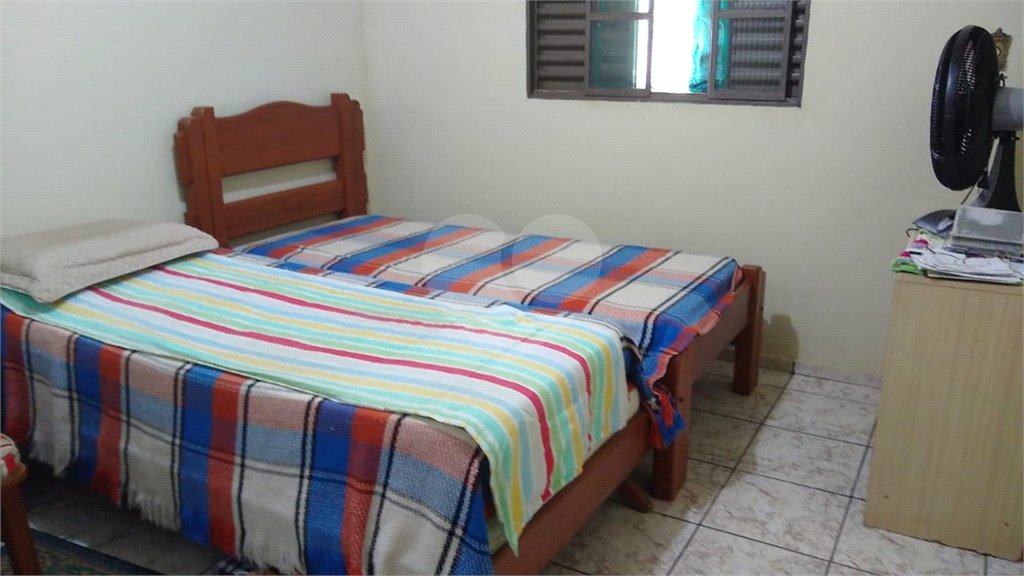 Casa térrea com 2 dormitórios.