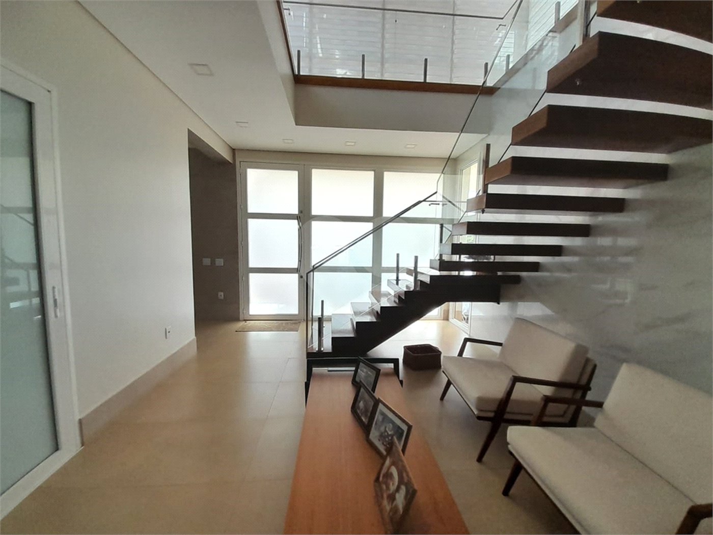Casa à Venda no Condomínio Damha III – Elegância e Conforto para sua Família