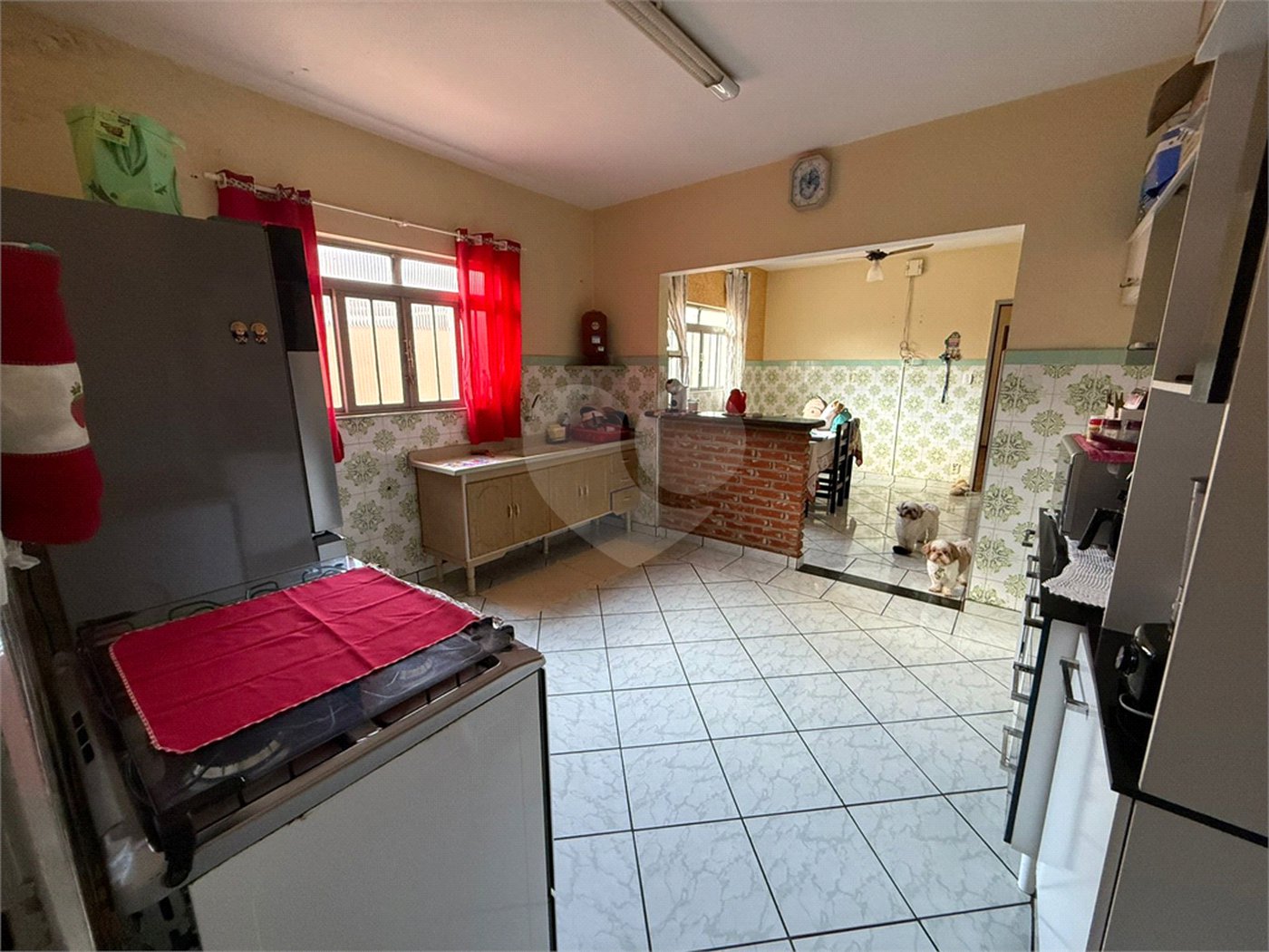 Casa térrea com piscina e 3 quartos.