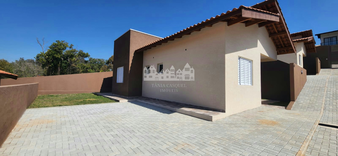 Casa à venda ou para alugar com 2 suítes no condomínio Serra Verde, Atibaia - SP