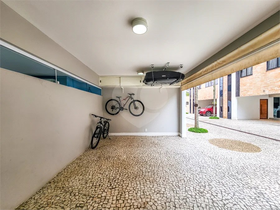 Casa em condomínio à venda na Granja Julieta