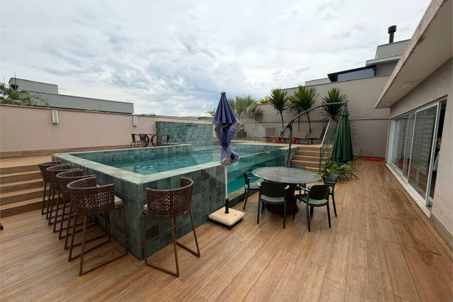 Casa de alto padrão em condomínio exclusivo com 4 suítes