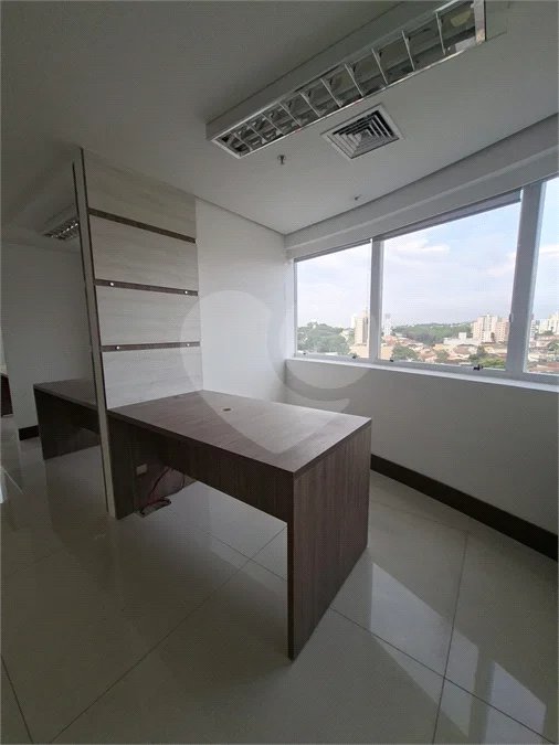 SALA COMERCIAL DE 90 M² COM 12 BAIAS, SALA DE REUNIÃO, AR-CONDICIONADO CENTRAL E 2 VAGAS!