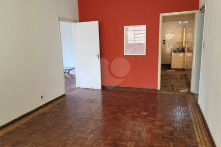 Casa Térrea com 3 dormitórios.