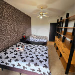 Indaiatuba- Vale das Laranjeiras - Vista dos fundos para o lago - Casa assobradada - 3 pisos, 4 quartos, 2 suítes, uma com hidro ,escritório, sala 3 ambientes, lareira, lavabo,cozinha ampla, despensa, lavanderia, churrasqueira, forno pizza, 6 wcs, piscina, jardim despensa, garagem, segurança