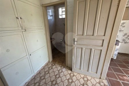 Casa térrea à venda com amplo quintal e grande potencial na Vila Nery