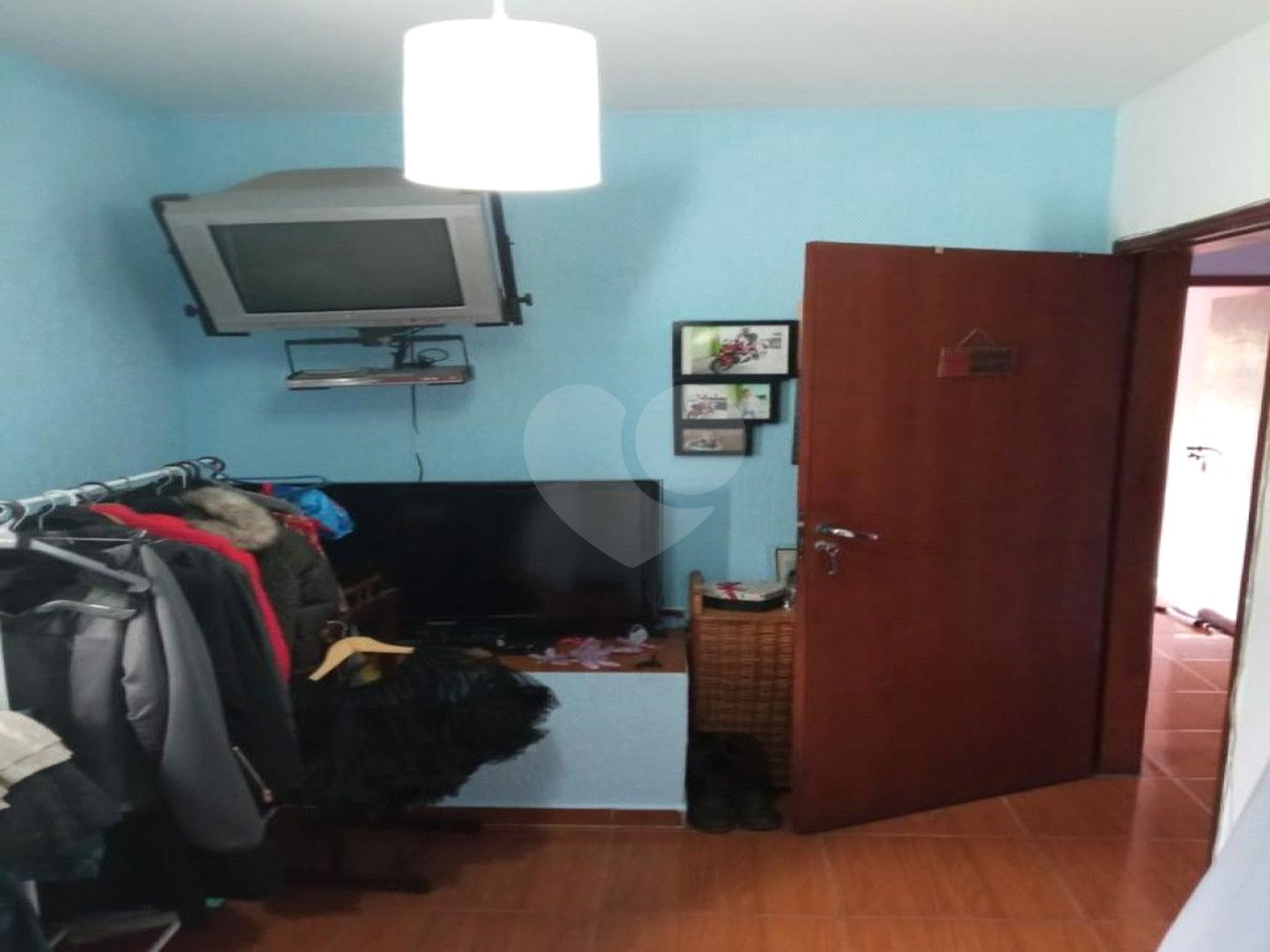 Ótimo sobrado, com amplo espaço interno (127m2), possuindo 03 dormitórios (01 suíte),