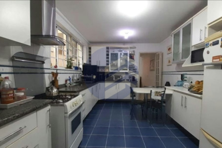 Sobrado espaçoso e completo em condomínio fechado no Bonfiglioli!