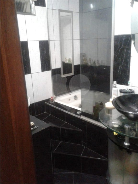 Casa à venda com 250 m², 6 quartos, sendo 1 suíte, 5 banheiros, 2 vagas, próxima à estação de metrô Vila Matilde,