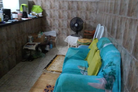 Casa térrea com 2 dormitórios.