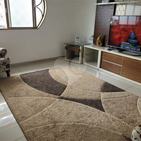 Casa térrea com 2 dormitórios, sendo 1 suíte.
