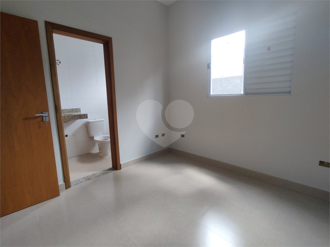 Casa térrea em Atibaia com 3 suítes, sala 2 ambientes, 2 vagas garagem, excelente localização, pronta para morar