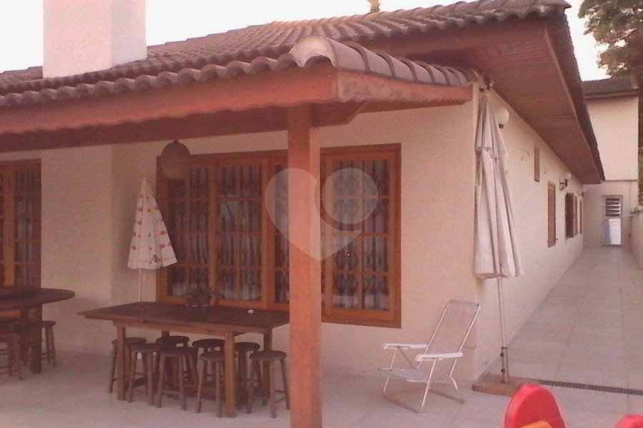 CASA TÉRREA ASSOBRADADA A VENDA NO TREMEMBÉ - 4 DORMS (2 SUÍTES), CHURRASQUEIRA E 4 VAGAS DE GARAGEM