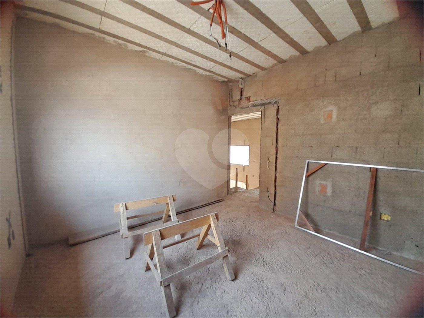 Casa em Construção com Área Gourmet e Piscina no Condomínio Damha II