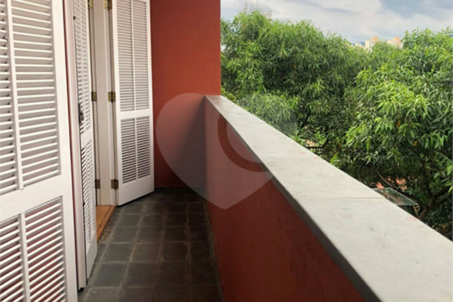 Sobrado em condomínio fechado