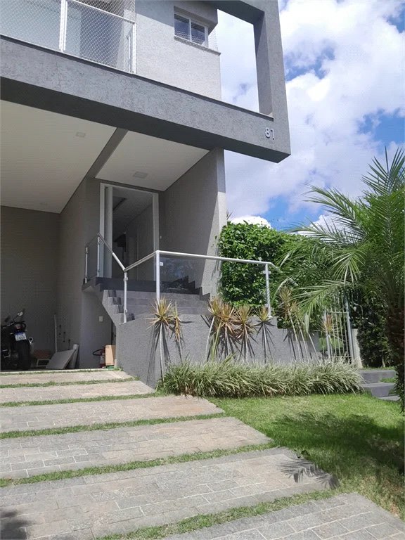 Casa à venda com 3 suítes em Moinho Velho, Cotia, SP