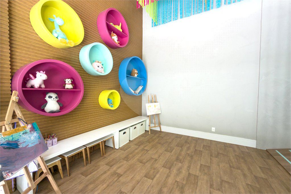 Apartamento de 03 dormitórios sendo 02 suítes com 02 vagas de garagem.