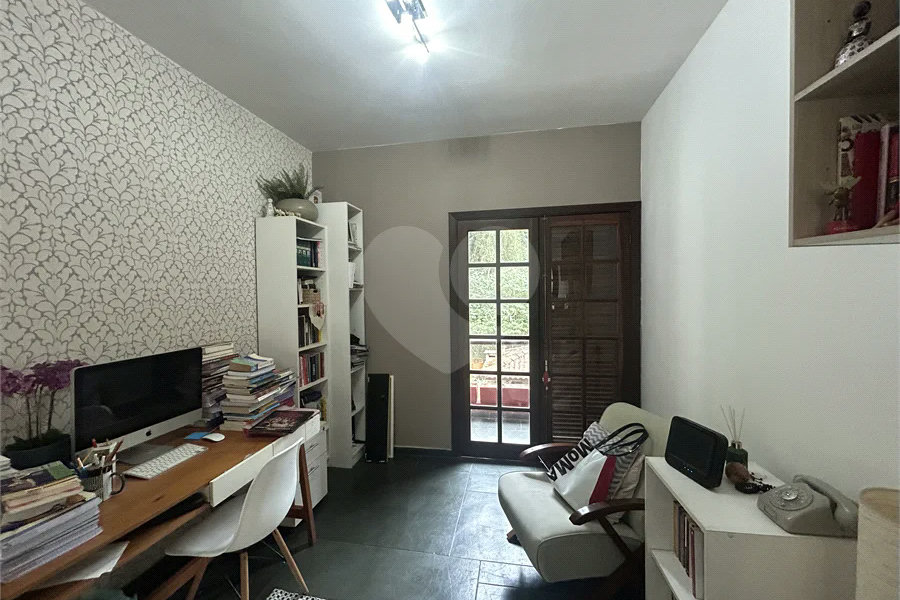 Casa em condomínio com 3 dormitórios, 01 suíte, garagem para 06 carros, área gourmet, piscina.