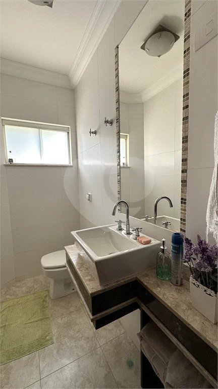 Casa em Condomínio Fechado com 4 suítes e área de lazer completa.