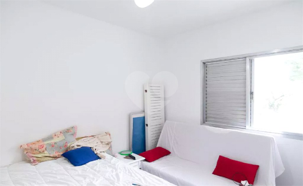 Casa à venda no Campo Belo de 200 metros quadrados, com 3 casas no terreno.