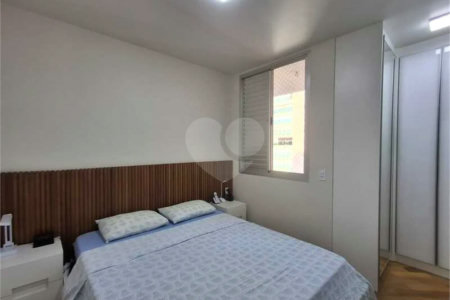 Apartamento totalmente decorado em Moema com 70 m2 , 2 quartos, 2 suítes e 2 vagas, ambientes com ar condicionado.