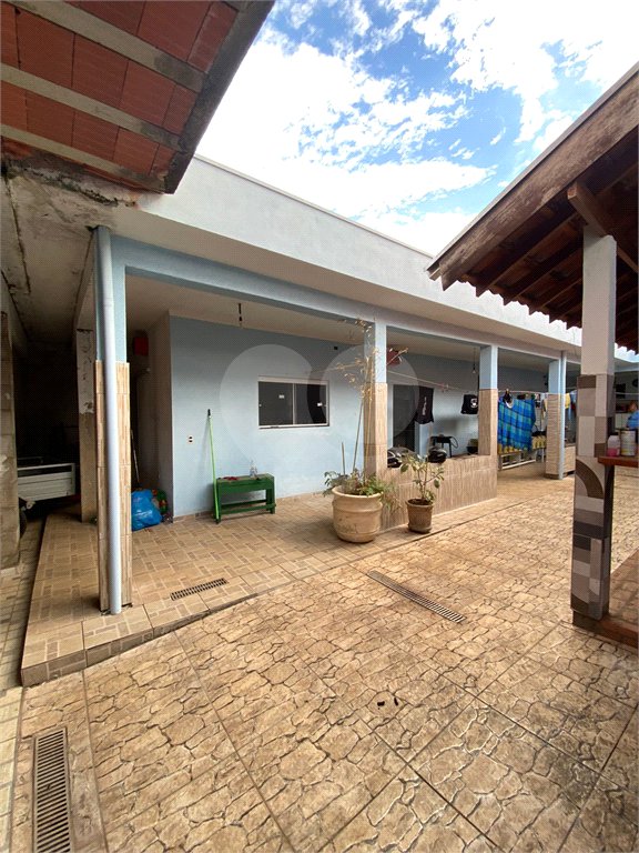 Casa Térrea com 2 dormitórios, sendo 1 suíte.