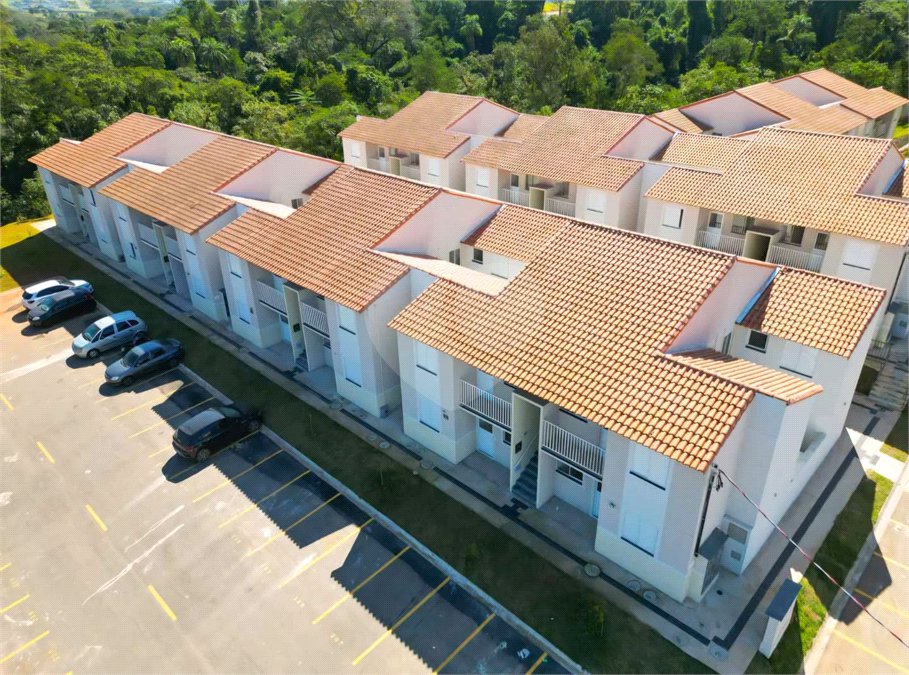 Indaiatuba - Sp - Vila Vic Florença - R$ 290.000,00 - Apartamento de 48m²,, no andar de cima, dois quartos, um banheiro, cozinha e sala, uma vaga de garagem. Condomínio fechado. Apartamento está do jeito que foi entregue . Area de lazer no condominio - Área do condomínio: Churrasqueira